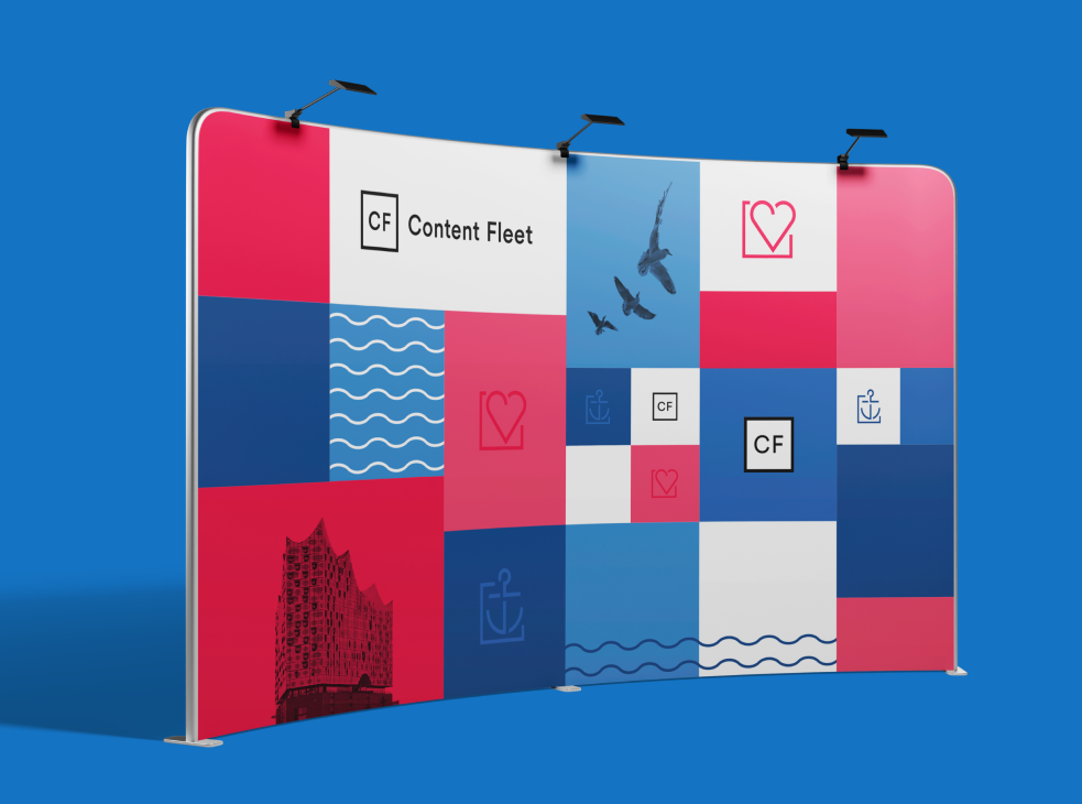 Aufsteller mit Content Fleet Logo und maritimen Motiven