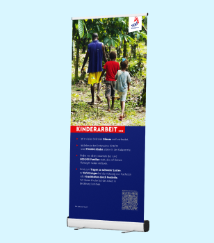 Roll-up-Banner des Südwind-Instituts mit Informationen zum Thema Kinderarbeit