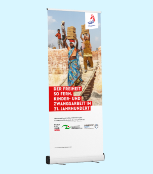 Roll-up-Banner des Südwind-Instituts mit Informationen zum Thema Kinder- und Zwangsarbeit im 21. Jahrhundert