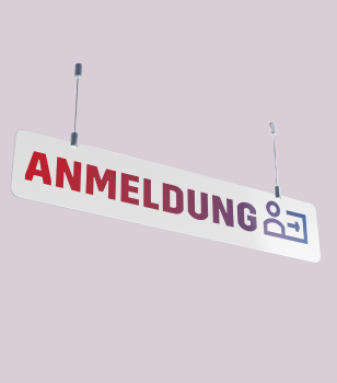 Ein Schild weist den Weg zur "Anmeldung"