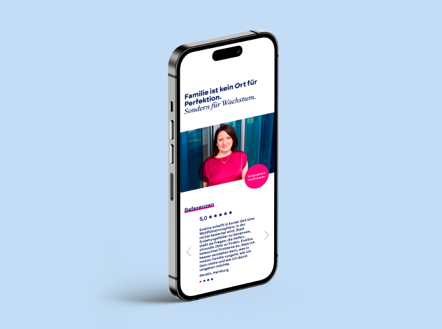 Die von twotype gestaltete Website von Eveline Piotrowski auf dem Smartphone